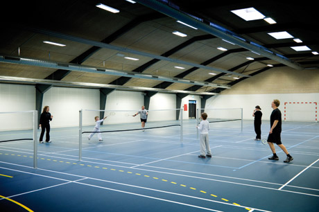 Spil badminton hele �ret