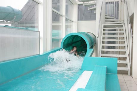 Dejlig pool med l�kker rutsjebane