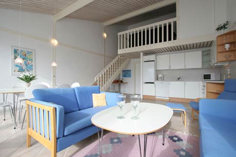 Stor stue med �bent k�kken og spiseplads