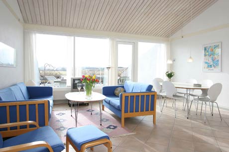 Dejlig lys stue ud til lukket terrasse