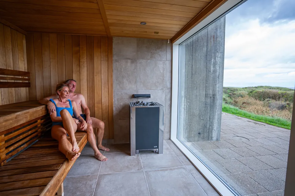 Par i sauna med udsigt til klitterne p� Landal Fyrklit