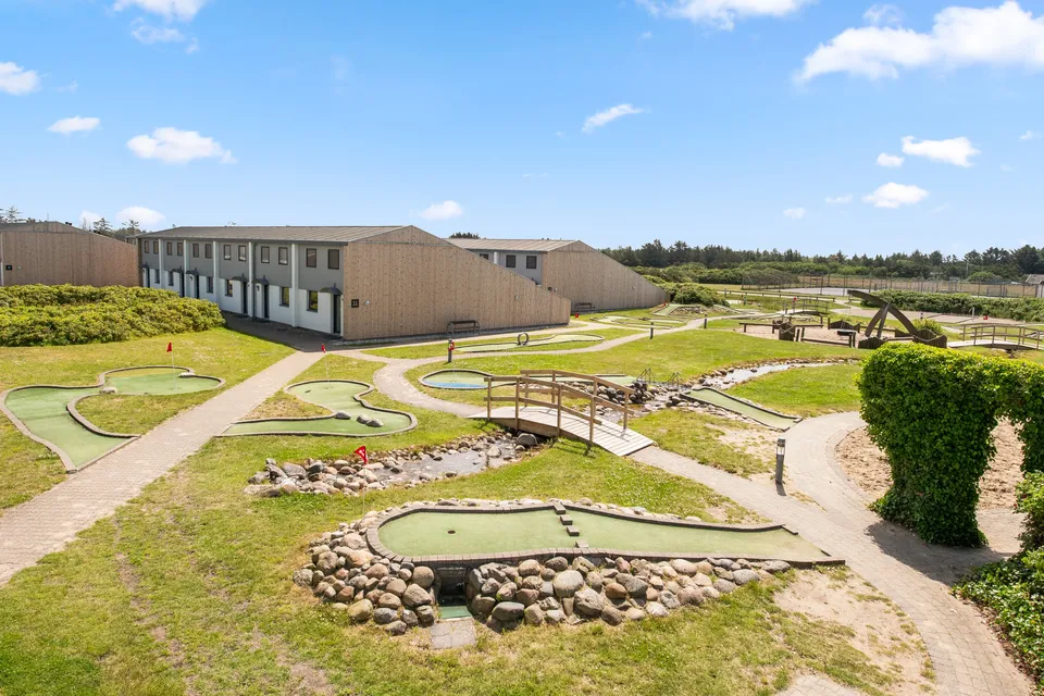 Minigolf og ferieboliger p� Landal Gr�nh�j Strand ved L�kken