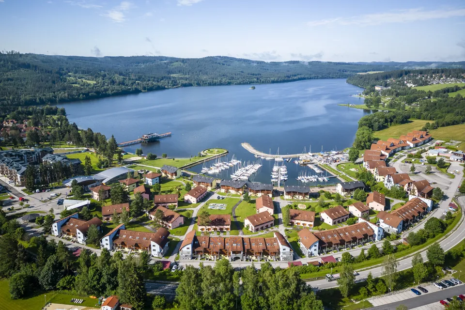 Landal Greenparks i Holland � luftfoto af feriepark ved s� og marina
