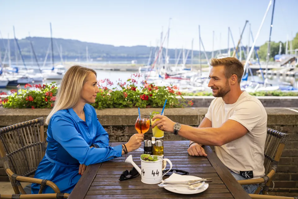 Glad familie p� bilferie � overvej pauser, b�rnenes trivsel og om f�rge eller landevej passer bedst