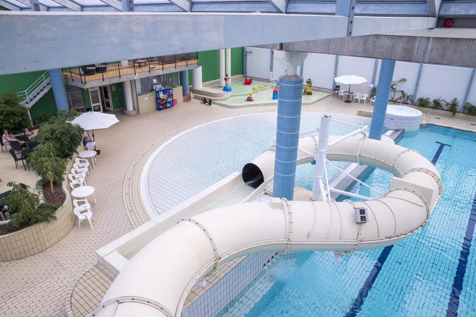 Familie i tropisk badeland p� feriecenter � pooldage mellem udflugter til Legoland Billund