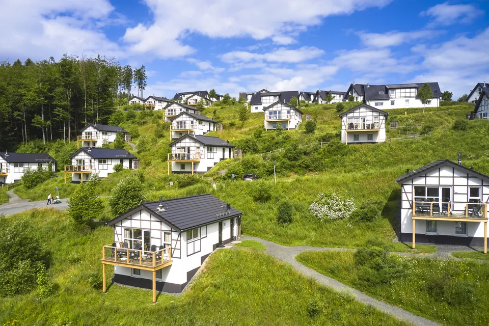 Glad familie p� vej i bil p� k�r-selv ferie