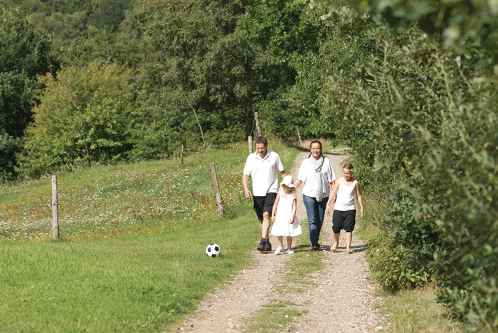 G�tur i den gr�nne natur t�t p� Landal S�h�jlandet &ndash; perfekt med hund